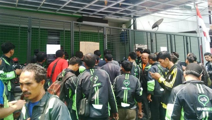 Seratusan Pengemudi GrabBike Berkumpul di Benhil, Ada Apa Ya?