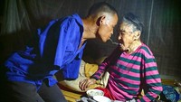Satu bulan lalu, ibu Xinyin yang berusia 91 tahun mengalami kelumpuhan. Untuk merawat sang ibu seperti menyuapi pun, Xinyin harus mengandalkan tangan dan mulutnya. (Foto: Imaginechina/REX-Shutterstock)