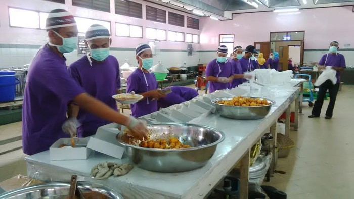 Tenaga Medis dan Minyak Goreng Hitam Jadi PR Asrama Haji Sukolilo