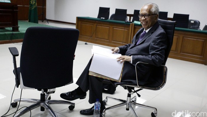 OC Kaligis Didakwa Suap Hakim PTUN Cs Total USD 27 Ribu dan SGD 5 Ribu