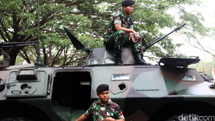 TNI AD menggelar pameran alutsista di Kampus Universitas Indonesia, Depok, Jawa Barat, Rabu (26/8/2015). Pameran yang terbuka untuk umum itu berlangsung selama dua hari, Rabu (26/8/2015) hingga Kamis (27/8/2015). Grandyos Zafna/detikcom.