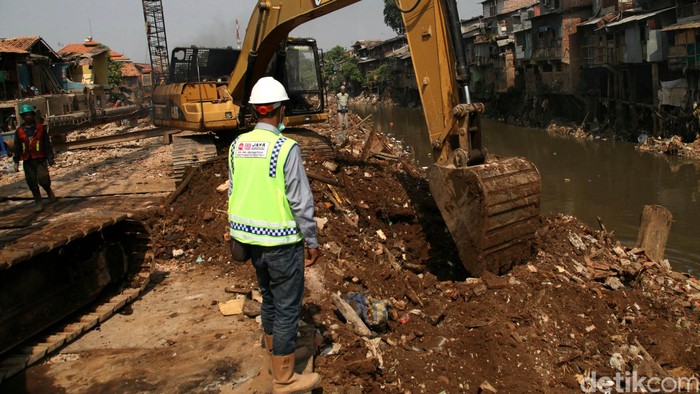 Pemerintah Provinsi (Pemprov) DKI Jakarta berencana menjadikan aliran Sungai Ciliwung sebagai lokasi wisata air. Sehingga dapat meningkatkan Pendapatan Asli Daerah (PAD) DKI. Petugas melakukan pembongkaran bangunan dengan alat berat di Kampung Pulo, Jakarta, Kamis (27/8/2015). Agung Pambudhy/Detikcom.