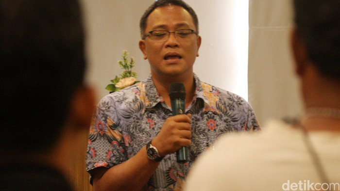 KSPSI Mendesak Pemerintah Tidak Mencabut Bahasa Indonesia untuk Tenaga Asing
Ketua Umum Dewan Pimpinan Pusat Konfederasi Serikat Pekerja Seluruh Indonesia (KSPSI), Yorrys Raweyai melakukan pertemuan dengan seluruh pengurus KSPSI di Hotel Puri Bali, Jalan Denpasar, Jakarta Selatan, Kamis (27/8/2015). Pertemuan tersebut membahas banyaknya PHK dan meminta pemerintah tidak mencabut peraturan ketenagakerjaan asing berbahasa Indonesia.