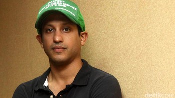 Salah satu penampilan Nadiem Makarim dengan kaos berkerah dan topi Gojek. (Foto: Grandyos Zafna/detikcom)