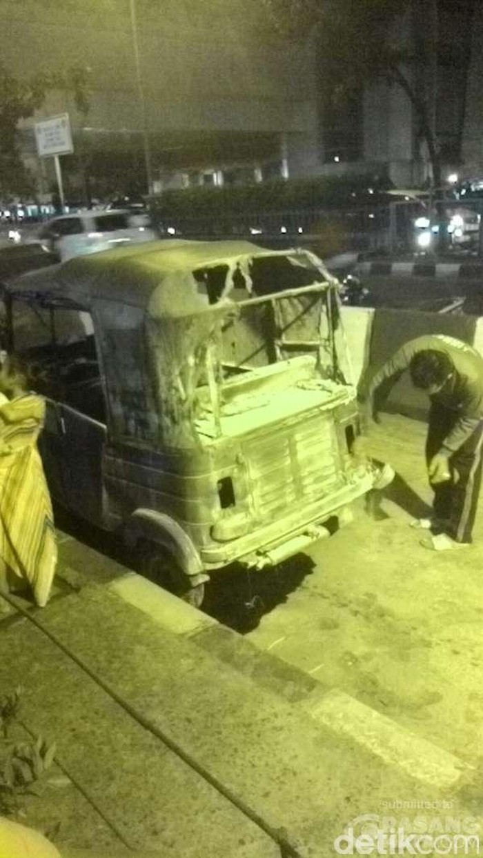 Bajaj BBG Hangus Terbakar di Jembatan Pasar Baru