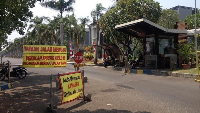 Ahok Minta Akses Jalan di Perumahan Permata Buana Dibuka untuk Siswa SMP