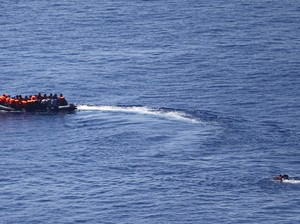 Di Pulau Kos, Wisatawan dan Pengungsi Suriah Berbaur di Pantai yang Sama