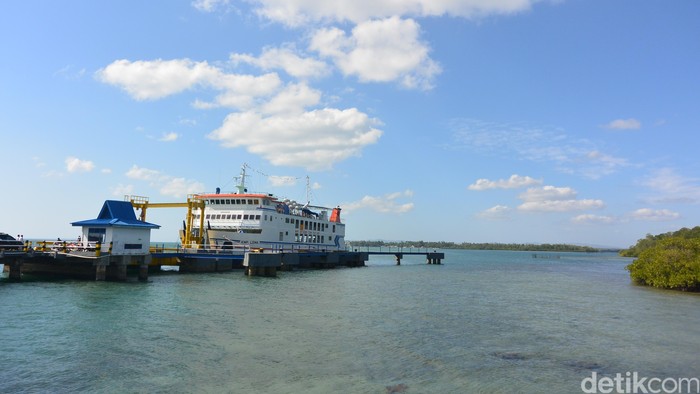 KMP Lema yang melayani rute Sorong-Waigeo
