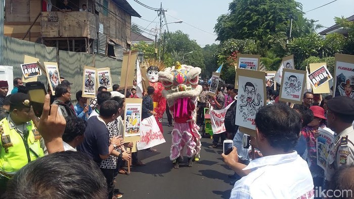 Pendemo Mulai Berdatangan ke Rumah Ahok, Gelar Pagelaran Seni