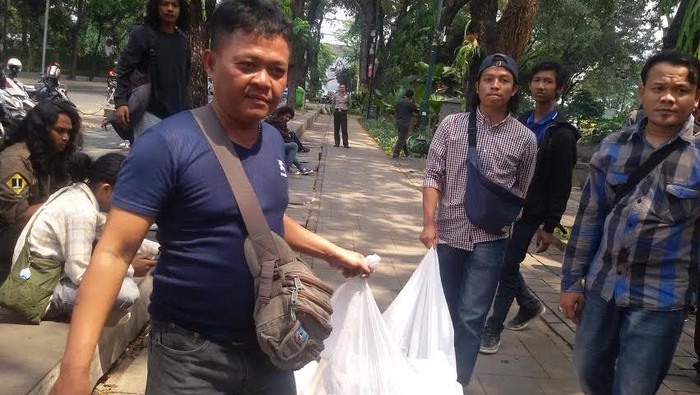 Puas Orasi di Depan Rumah Dinas Gubernur DKI, #LawanAhok Bubar Jalan