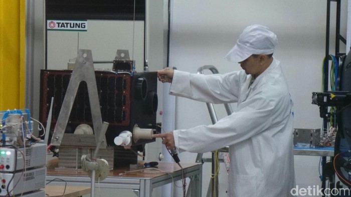 Tim Ahli mengecek satelit Lapan A2/Orari