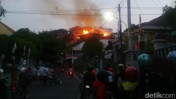 Api Berkobar dari 2 Rumah Mewah, Warga Rinjani Semarang Panik