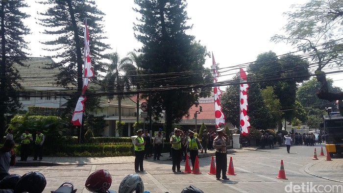 Rumah Ahok Dijaga Puluhan Polisi, Baru Ondel-ondel Pendemo yang Datang