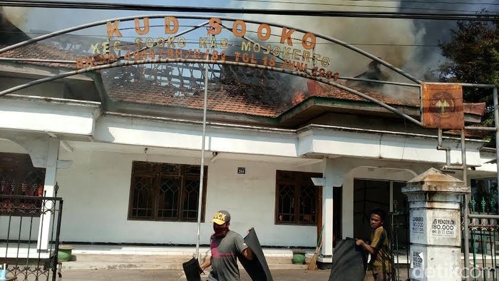 Kantor KUD Sooko Terbakar, Tiga Pekerja Terluka