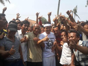 Tutup Jalan untuk Acara Karnaval, Bupati ini Bagi Ratusan Sembako ke Sopir Angkot