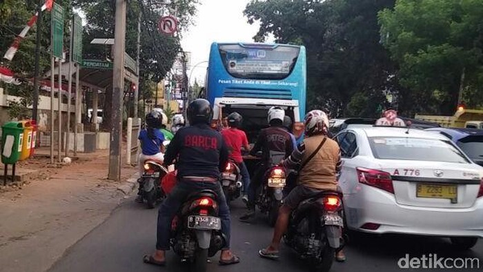 Bus Damri Mogok, Patung Pancoran Arah Pasar Minggu Macet