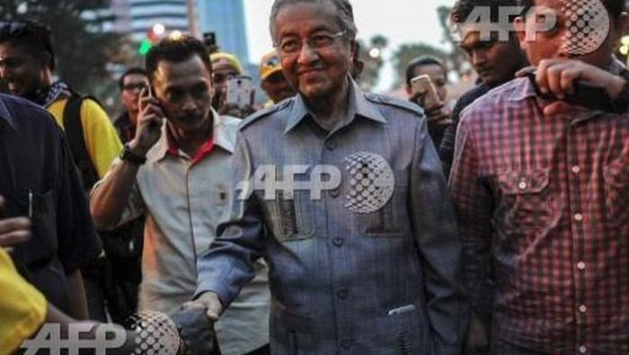 Mahathir Mohammad Datangi Lokasi Demo Anti PM Najib di KL