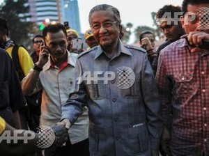 Mahathir Mohammad Datangi Lokasi Demo Anti PM Najib di KL