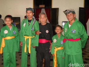 Dedikasikan Pencak Silat, Kemenpora Beri Penghargaan Kepala Mbah Doel Wahab