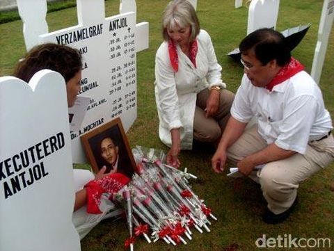 Makam Achmad Mochtar di Ereveld Ancol.