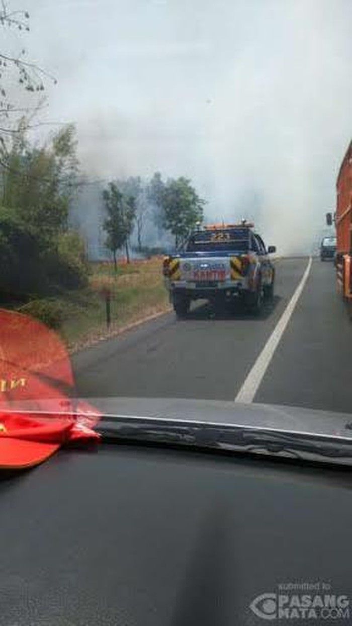 Hati-hati! Kebakaran Rumput di Pinggir Tol Jakarta-Cikampek, Macet 2 Km