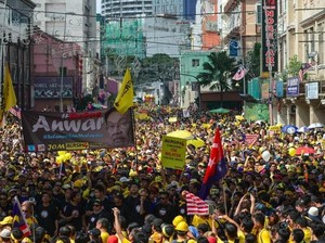 Usai Nyanyikan Lagu Kebangsaan, Demonstran Bersih di Kuala Lumpur Bubar dengan Damai