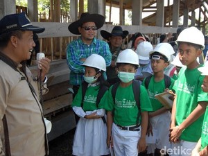 Senangnya Siswa SD Diajak Bupati Berkelana ke Peternakan Sapi