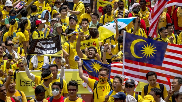 Para demonstran di Malaysia hari ini menggelar aksi demo untuk menyerukan pengunduran diri Perdana Menteri (PM) Najib Razak terkait tuduhan korupsi. Dikhawatirkan bentrokan antara demonstran dan aparat polisi akan terjadi. Ini dikarenakan polisi telah menyebut rencana aksi demo yang akan berlangsung dua hari tersebut ilegal. Istimewa/Reuters.