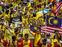 Warga Malaysia Murka Pajak Naik! Anwar Balas Pakai Diskon BBM dan BLT Rp 7,7 T