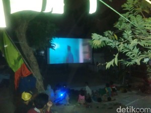 Kisah Heri, Bernostalgia dengan Hiburan Jadul Layar Tancap