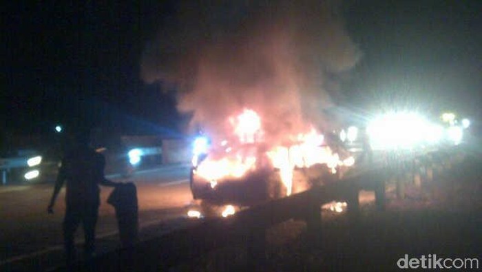 Mobil Boks Terbakar di Ruas Tol Pluit Arah Bandara Cengkareng