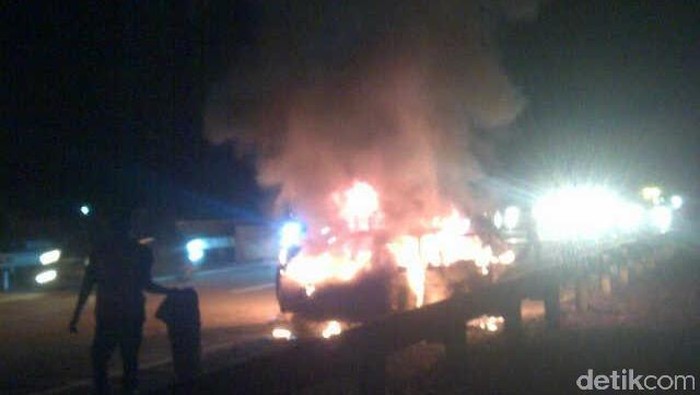 Mobil Corolla Terbakar di Tol Gempol-Pandaan