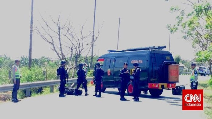 Kardus Diduga Berisi 10 Bom Tergeletak di Tol Dupak Dievakuasi