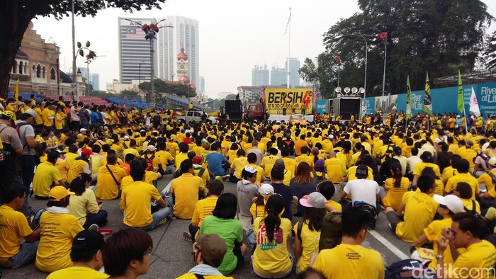 Dua Jet Tempur Berputar-putar di Atas Ribuan Demonstran Bersih 4.0