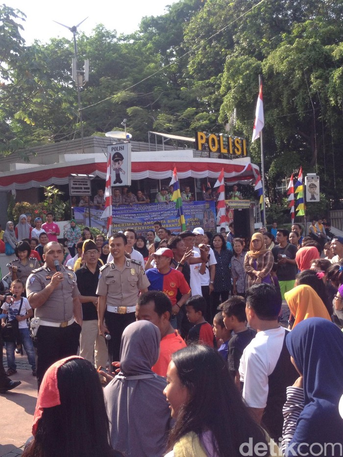 Serunya Polisi Bernyanyi Bareng Warga di Bundaran HI