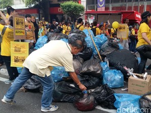 Keren! Begini Cara Demonstran Anti PM Najib di Malaysia Kelola Sampah