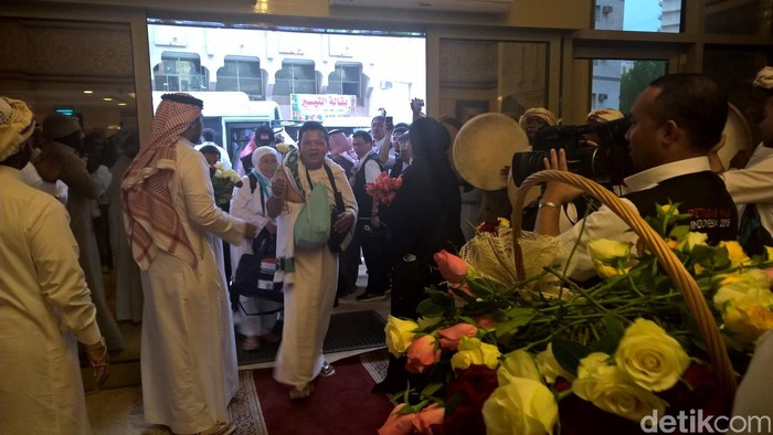 Setangkai Bunga Mawar dan Secawan Zamzam untuk Jemaah Indonesia di Makkah