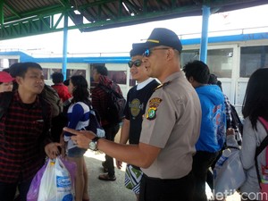 Gelar Operasi, Polres Kep Seribu Sita Puluhan Sajam dan Miras