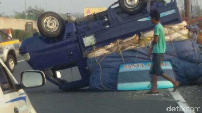 Pick Up Pengangkut Barang Terbalik di Tol Kamal KM 27