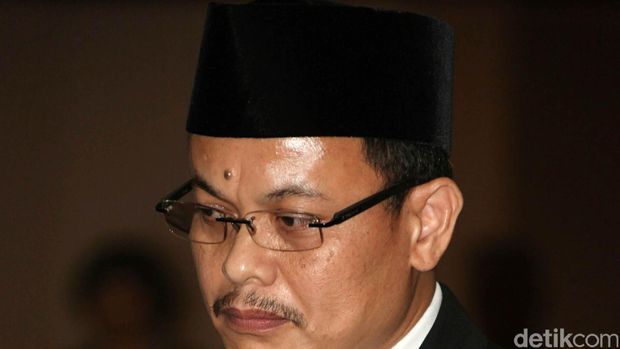 Ketua Mahkamah Konstitusi Arief Hidayat melantik Guntur Hamzah menjadi Sekjen MK yang baru menggantikan Janedri M Gaffar di Gedung Mahkamah Konstitusi, Jakarta, Senin (31/8/2015). Agung Pambudhy/Detikcom.