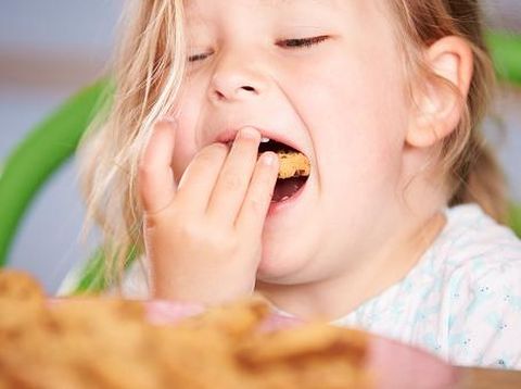 ilustrasi anak makan kue