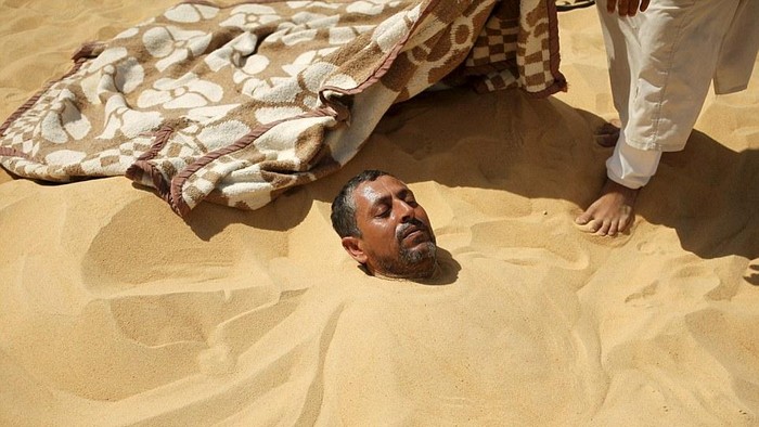 Pengobatan Alternatif Favorit Orang Mesir, Berendam di Gurun