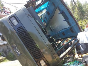 Bus Mirip Kendaraan TNI Terjungkal di Cianjur, 8 Orang Terluka
