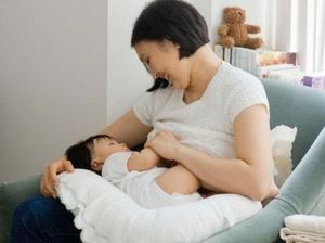 Hindari Leher Terasa Pegal Saat Menyusui dengan Cara Ini