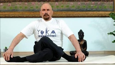 Potret Pria yang Tetap Prima dan Awet Muda di Usia 95 Tahun Berkat Yoga
