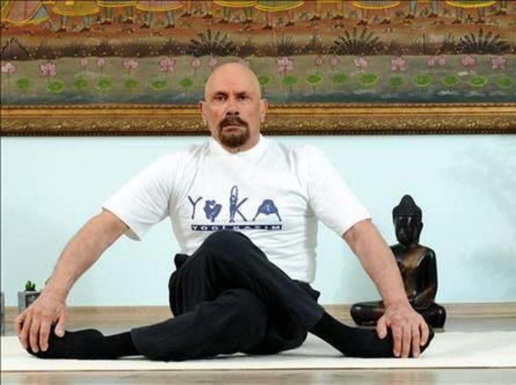 Potret Pria yang Tetap Prima dan Awet Muda di Usia 95 Tahun Berkat Yoga