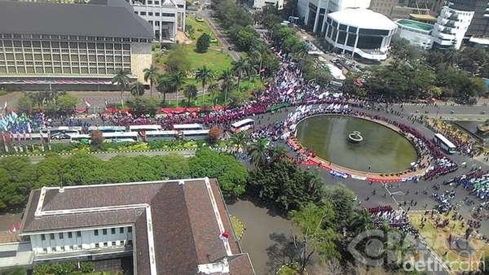 Ribuan Buruh Bergerak Rapi ke Istana