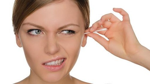 ilustrasi telinga pakai cotton bud