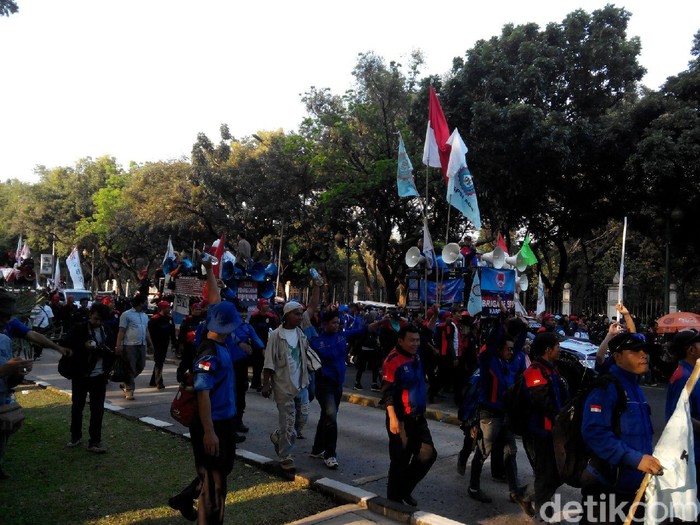 Akhiri Demo, Buruh Jalan Tertib ke IRTI Monas