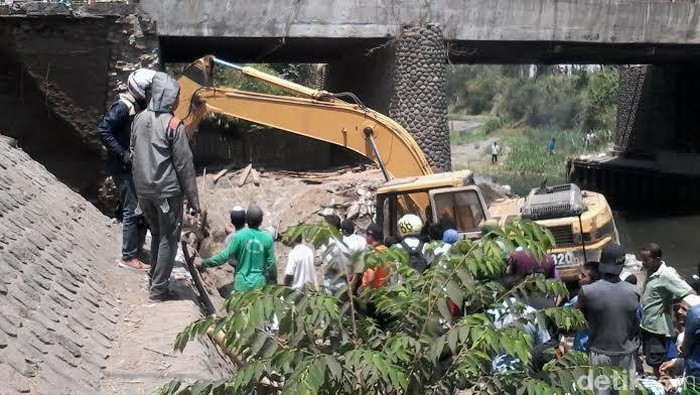 Penyangga Jembatan di Probolinggo Ambrol, Dua Pekerja Tertimbun